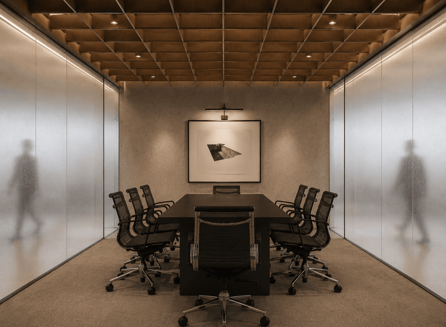 Sala de juntas moderna con techo de madera, mesa negra y siluetas tras cristal esmerilado.